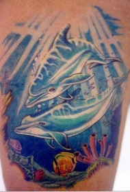 彩色海底海豚纹身图案