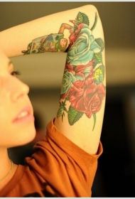 花臂彩绘玫瑰色纹身图案