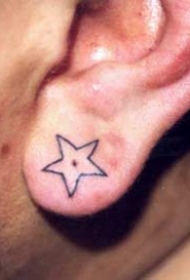 耳朵上的小星星纹身图案