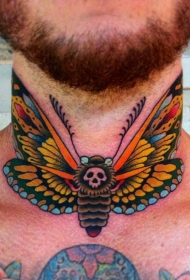 脖子上的彩色骷髅蛾纹身图案