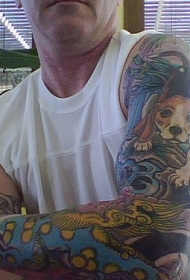 花臂彩色小狗主题的纹身图案