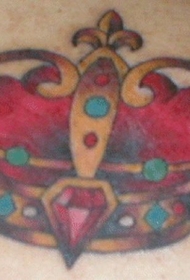 背部彩色红冠与宝石纹身图案