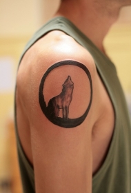 圆圈理的狼纹身