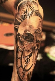 手臂黑灰骷髅与时钟纹身图案