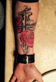 男性手臂内侧彩色十字架纹身玫瑰花纹身图片
