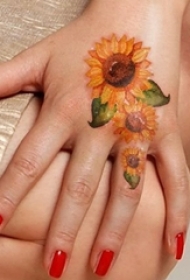 女生喜爱的唯美向日葵纹身图案