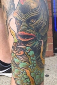 男性小腿上彩色的魔鬼纹身图片