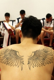 王仕鹏背部展露霸气翅膀纹身图案