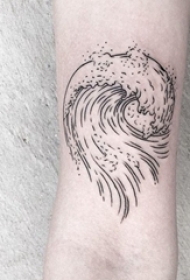手臂上黑色简单个性线条纹身海浪和浪花纹身图片