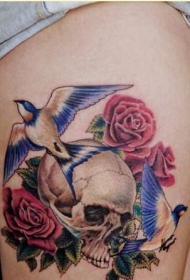 大腿好看的骷髅玫瑰花小鸟纹身图案