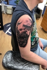 男子右手大臂上的黑灰色人物肖像纹身图片