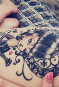 女性大腿上性感的美女纹身图案