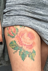 女性腿部十字绣风格玫瑰纹身图案