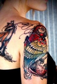 女孩手臂彩色的鹦鹉纹身图案
