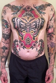 男性前背上彩色传统纹身动物蝴蝶和人物肖像纹身图片
