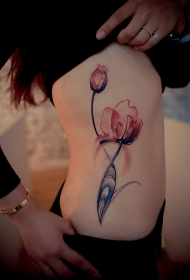 美女腰部花卉彩色纹身图案