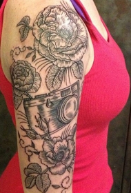 女孩手臂花朵相机黑色线条纹身图案