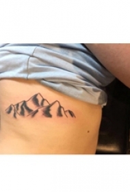 女生后腰简单纹身黑色的山纹身图片