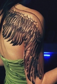 女性右肩后背手臂翅膀纹身图片