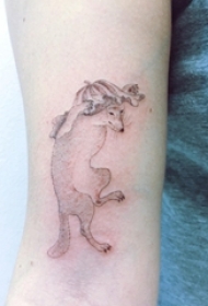手臂上的一只用莲叶盖头上的狐狸图片纹身