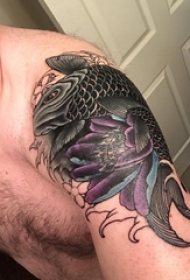 男子肩膀上的大黑色鲤鱼和蓝紫色莲花纹身