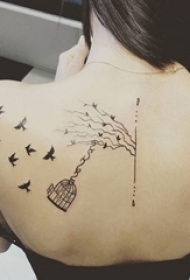 女性黑色动物纹身轮廓鸟纹身的图案