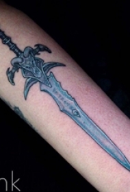 霸气的彩色手臂剑纹身图片