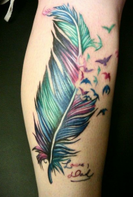 小腿彩色代表纯洁的羽毛纹身图案