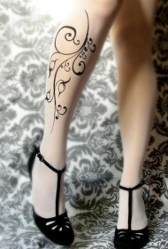 女人腿部简约黑白藤蔓纹身图案