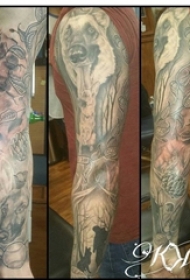 男性手臂上彩色的狗头纹身植物藤叶子纹身小花臂图片
