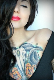女人胸部骷髅羊头纹身图案