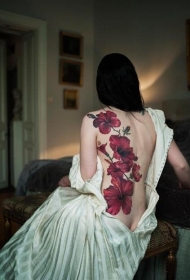 性感美女背部美丽的花卉纹身图案