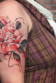 手臂鲜艳欲滴的玫瑰纹身图案