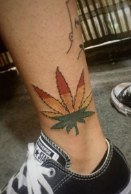 小腿处一片彩色枫叶纹身图案