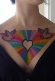 女性胸部彩虹色几何与心形小鸡纹身图案