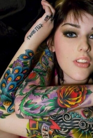 美女展示手臂孔雀花卉彩绘纹身图案