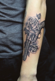 个性的手枪玫瑰手臂纹身图案