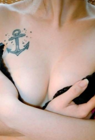 性感美女胸部个性船锚纹身图案
