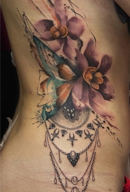 侧腰唯美水彩兰花蝴蝶和点刺挂饰纹身图案