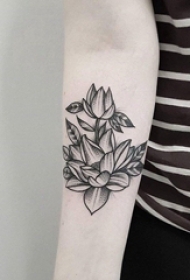手臂上纹身黑白灰风格点刺纹身文艺花朵纹身图片