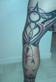 黑色和红色抽象线条纹身脸谱纹身几何花腿纹身图片