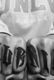 男孩手指上的个性英文纹身图案