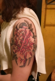 个性女孩手臂鲜艳的牡丹花纹身图案