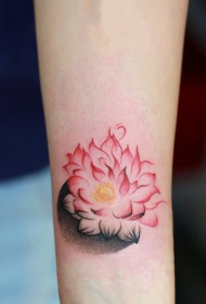 手腕上漂亮的莲花个性纹身图案