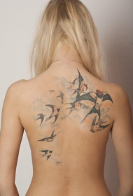 女生后背唯美的燕子纹身图案