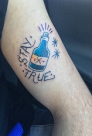 大臂上的一个玻璃瓶子和英文字纹身