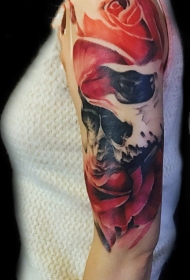 手臂写实的骷髅与红玫瑰纹身图案