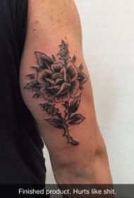 男性手臂上黑色传统纹身玫瑰花纹身图片