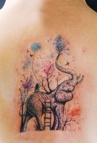 女生背部梦幻大象彩色纹身图案