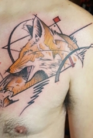 男子左胸部上的几何图形和狐狸纹身图片